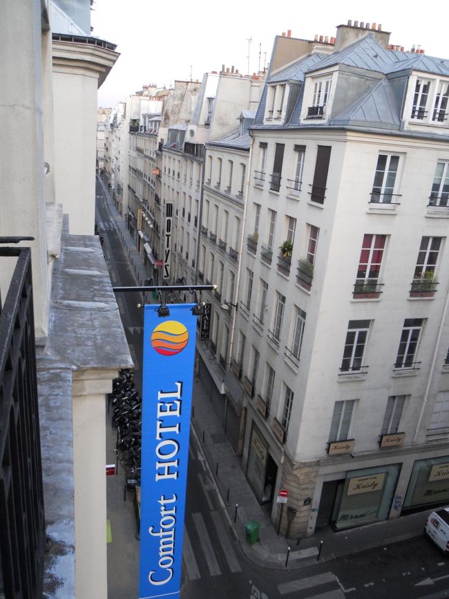 どうも時差ぼけが解消されないようで長時間続けて眠りにつけません。<br />まあ、歩きながら眠ってしまうこともないでしょうから、あまり気にしないことに。<br />4時頃目覚めて部屋に備え付けの電気ポットで置いてあったインスタントコーヒーを飲みます。<br />6時過ぎ明るくなるのを待って窓から覗くと、コンフォートホテルって幟だけ新しい。薄曇りだけど晴れるといいなー、<br />6時過ぎに昨日スーパーで買ったサンドイッチとオレンジジュースで朝食です。夜はビール、ワインしこたま飲みますがアル中じゃないし彷徨いに影響するんで昼間は普通の皆さんと同じです。<br />ホテル前の路は一方通行、車の往来は少ないので静かなほうです。<br />オイラの部屋は6階なので小さなベランダに出ると見晴らしも良い。建物だらけですが、、、