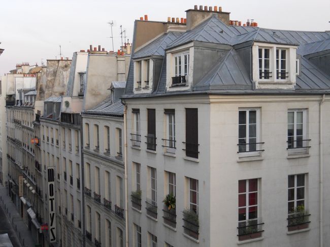 誰の作品でもパリの街並みを描いた絵に必ず見えるのが屋上あたりに見える小さな赤いトサカみたいなの。<br />気になってたけど、ナルホドー　ここだけじゃなくあちこちで見かけるのに納得です。<br />排気口か煙突か？必ず赤いんですねー<br />もしオイラがパリの街並み描いても空と建物の間に赤を小さく落とすことになりそうです。<br />