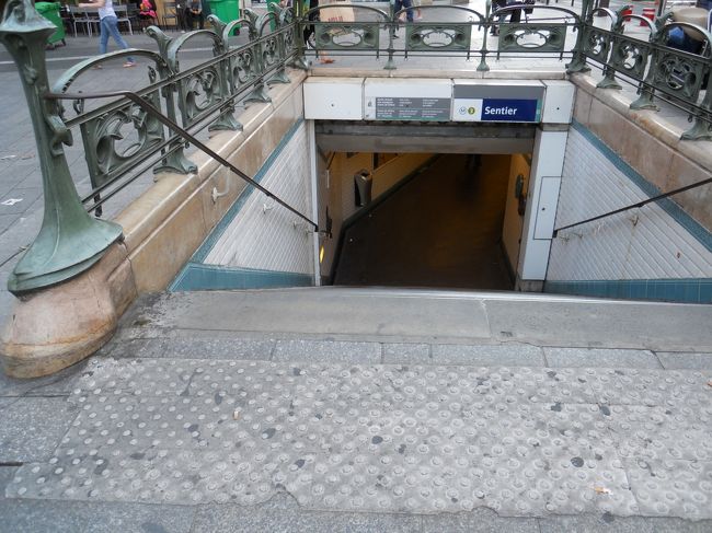 今日も元気に出発ー。8時前にサンチェ駅に到着。<br />ここがサンチェ駅の入り口です。カルネ1枚いれてオペラ駅に向かいます。<br />ところが乗ったとたんに大きな音？<br />何？車内アナウンスじゃないし、朝はサービスで音楽放送してるの？<br />隣の扉付近に目をやると、、、