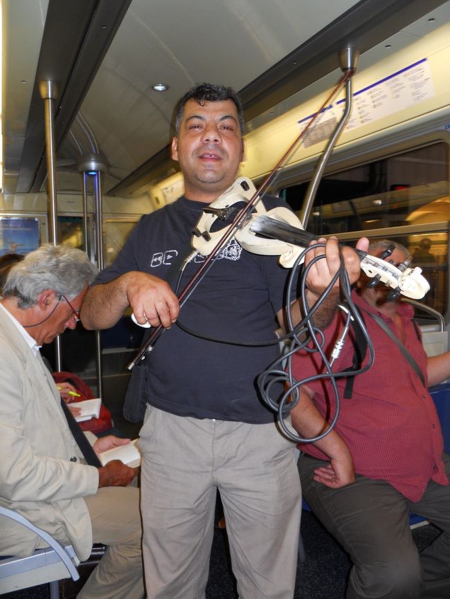 ホー！噂にゃ聞いてたけどホントにいるんだー<br />メトロのなかでも大音量でライブなオジサン。思わず目と目が合ってしまったので覚悟決めます。だんだん近づいてくる！ウワー、、、大丈夫、大丈夫。こんな時はご祝儀差し上げれば頭カジられることありません。コインいれてカメラ見せるとニコッ（ちっともかわいくないけど）とするから写真もOKですね。こんな自由なパリの街、大好きになります。<br />エレキヴァイオリンとでも言うんでしょうか？<br />こんなファンキー大好きです。