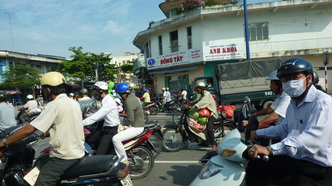 朝8時に迎えの車が到着。<br />ここから2時間余りでミトーのメコン川に着きます。<br /><br />行けども行けどもバイクの群れが。。<br />エネルギーを感じます。