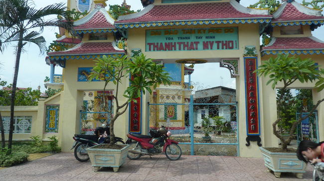 ミトー市内のお寺。<br />カラフルだ〜。