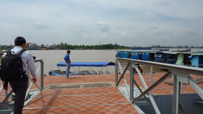 メコン川に到着。<br />広い川に圧倒される。