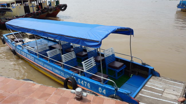 このポンポン船に乗って10分足らずだけれど、メコン川を渡って中州であるタイソン島に行きます。