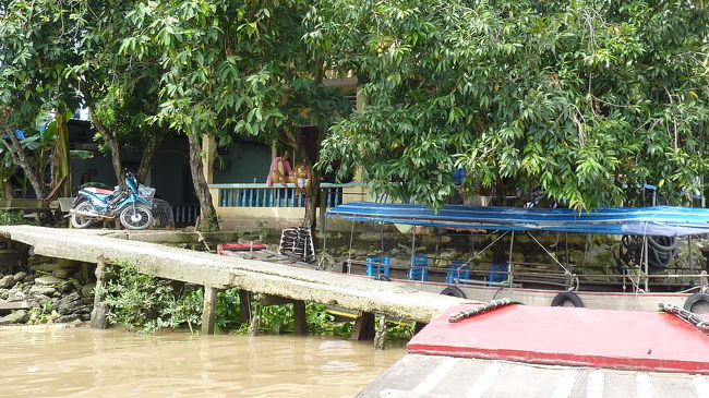 島に着きました。<br />のどかな雰囲気が漂います。