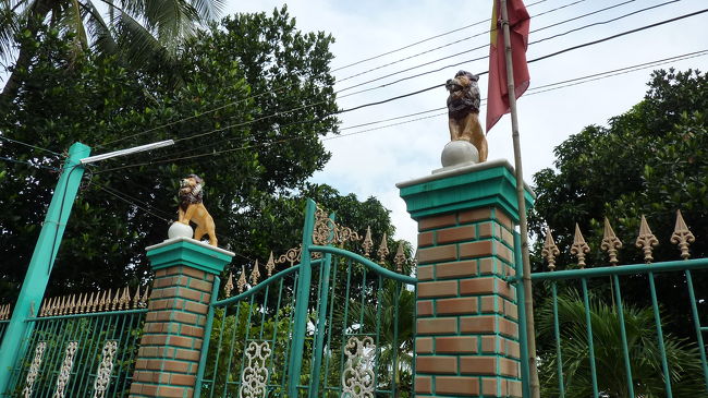 途中の民家。<br />門扉ではライオンが守ってくれています。