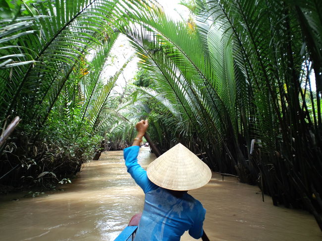 ここから手漕ぎボートに乗って、ココナツキャンディー工場へ。<br />狭い川を、対向車ならぬ対向船とぶつかりながら滑るように進んで行くと・・・
