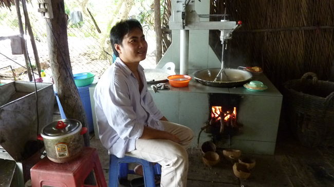 カマドの火でジュースを煮詰めます。<br /><br />後の炊飯器はナンダロウ。