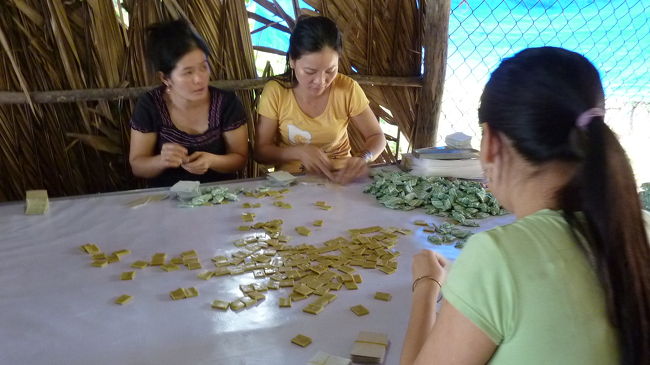 お姉さん達が手際よくキャンディーを包んで行きます。<br /><br />試食したら美味しかったので、お土産に買いました。<br />味は、チョコ味、ハニー味、ピーナッツ入り、プレーンがありました。