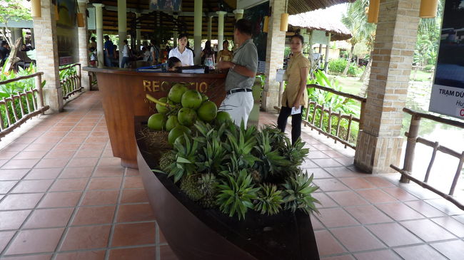 また手漕ぎボートで暫く行くと、今度はランチを頂くレストランへ。