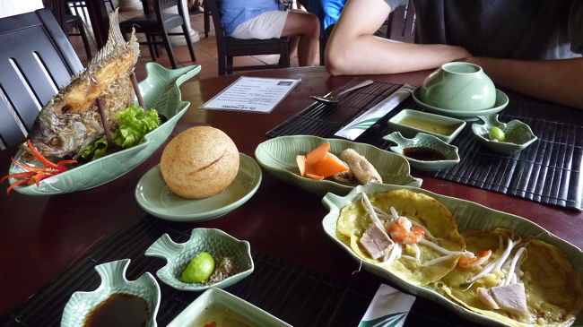 エレファントフィッシュ（象耳魚）、丸い風船はお餅を丸く揚げたもの。<br />奥は揚げ春巻き、そしてベトナムのお好み焼き。<br />エレファントフィッシュは、ポリの手袋を嵌めた店員さんがやって来て、豪快にムシリ分け、ライスペーパーに巻い見せてくれます。<br />見た目は怖かったけど、香ばしくて美味しかった。