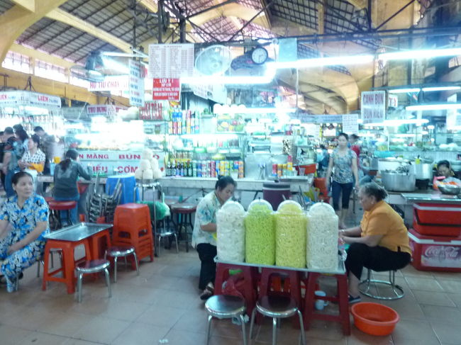 途中、ベンタイン市場で降ろしてもらって、ショッピングだあ！<br /><br />聞きしに勝る、密集ぶり。<br />やっぱり市場は楽しいね〜〜。<br /><br />「オネエサン、ヤスイヨ」の掛け声にめげず（なんで日本人て分かるんだろうね）、スルスル〜っとね。