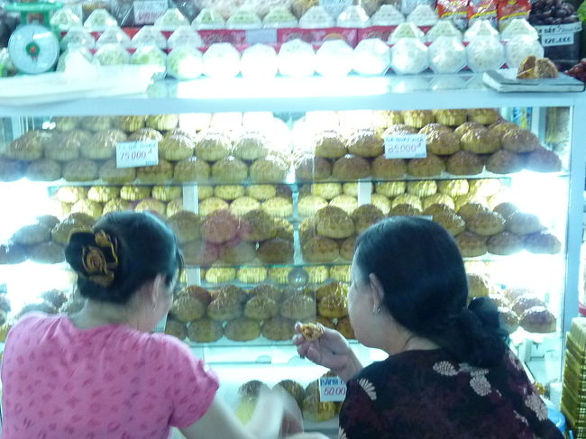 中秋節なので、月餅が並んでいます。<br />子供へのプレゼントとの事ですが、美味しそうです。