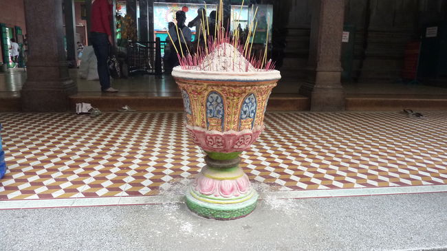 近くのお寺。<br />色がきれいです。