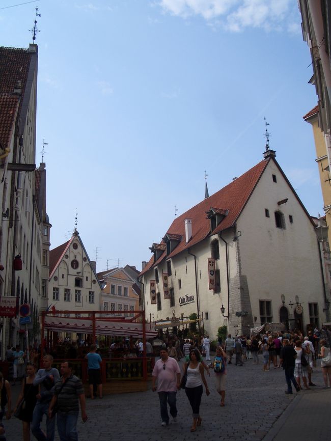 Viru通りを歩いて、もう少しで広場に着くかな〜って所です。ここに"Olde Hansa"っていう民族衣装と昔ながらのｴｽﾄﾆｱ料理でもてなしてくれるﾚｽﾄﾗﾝがあります。ｳｪｲﾀｰの女の子が可愛い。高めな値段設定ですが、思い出にはなると思います。