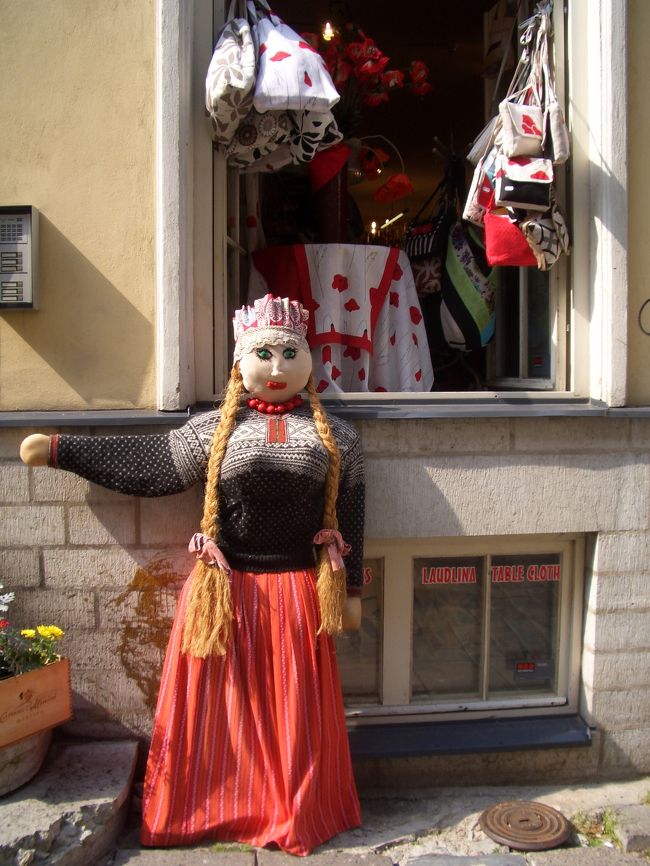 お土産屋さんの軒先によくある人形。おいでやす〜