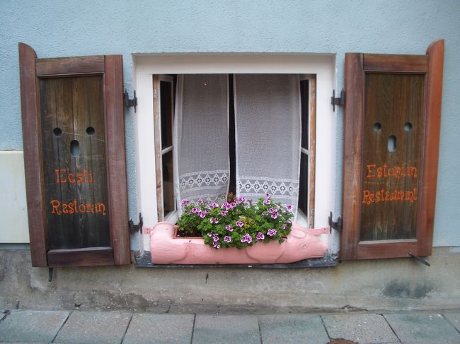 ﾚｽﾄﾗﾝの窓。<br />旧市街の建物は、こうやって地面すれすれに窓があるものがとても多かった。