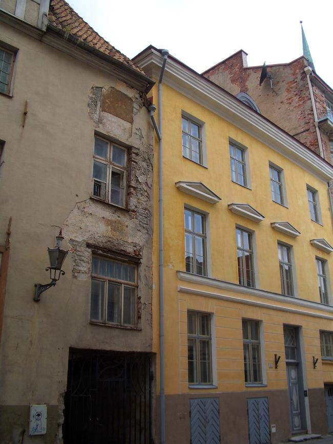 壊れかけてる壁。