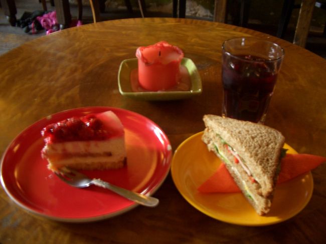 Kehrwieder Chocolaterie(ｶﾌｪ)。<br />このﾗｽﾞﾍﾞﾘｰｹｰｷが美味しくて、2日連続行ってしまった。