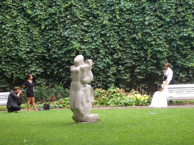 旧市街の外で新婚さんの写真撮影。