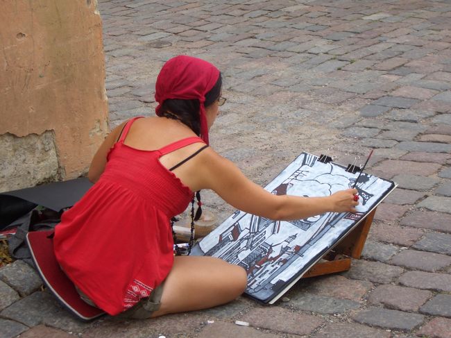 絵を描く女性。