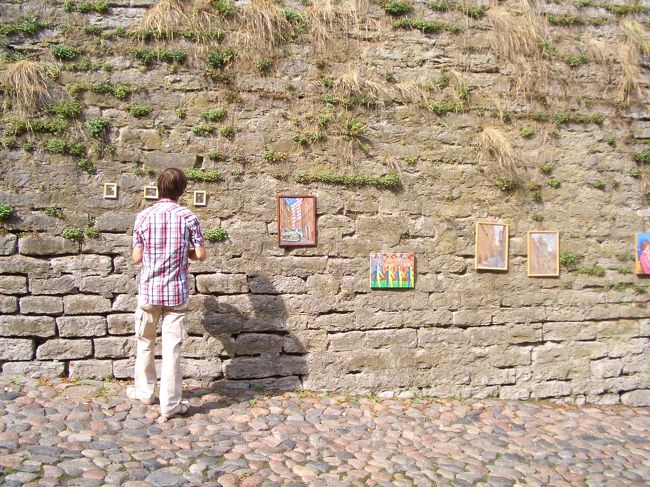 Pikk jalg通りで描いた絵を展示する人。<br />少なくとも5人はいました。