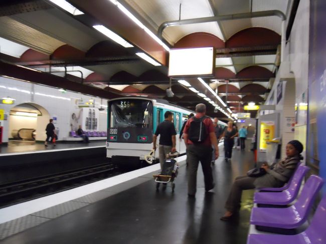 しかし、このオジサン朝8時から音楽三昧とは普段何して生活してるんでしょうか？小銭稼ぎにはなるけどヴァイオリン、アンプなど安くはないはず。10時にはサッサッと着替えてパリ市庁舎で勤務ですかねー？謎です。<br />朝っぱらから　うるさい！と思うかたは次の駅でいったん降りて隣の車両に移る（パリメトロは車内通り抜けできない）しか方法ないんですが、皆　新聞読んだり目を閉じたりして気にかけないみたい。オイラはもうしばらく目覚めのミュージック楽しみたいのに残念ですが三つ目のオペラ駅で降ります。