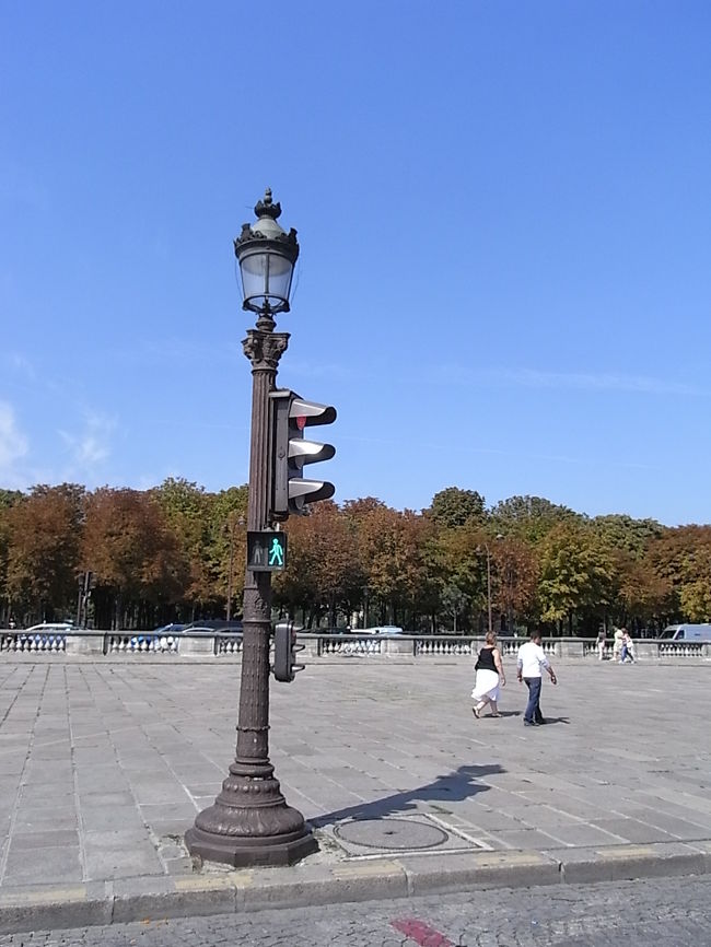 なんて素敵な青空！<br />でも夕方には雨が降ったりして<br />変わりやすいパリの秋の空です。