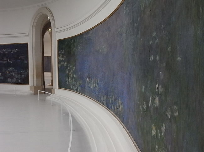 モネが晩年にフランスに寄贈した<br />「睡蓮」の連作。<br />飾るための空間には<br />モネ自ら細かい注文をつけたとか。<br />美術館として開館したのはモネの死の半年後。