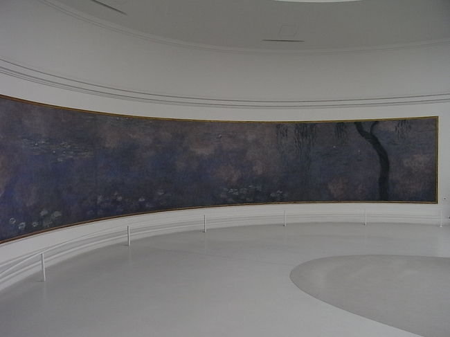 睡蓮の部屋の6年間に及ぶ大改装が終わり<br />自然光が入る明るい展示室に生まれ変わったのは2006年。<br />睡蓮の絵も見事ですが、<br />この楕円形の白い空間も見事です。