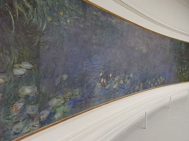 モネが描こうとしたのは<br />「光」とか<br />「空気」とか<br />目に見えないもの<br />なんですよね。