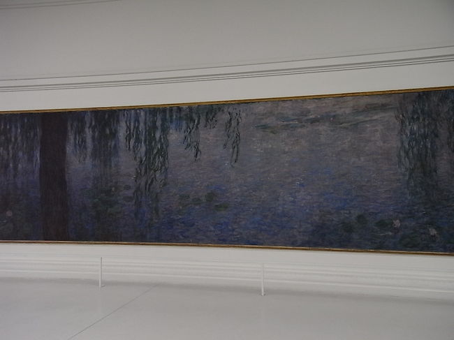 モネの絵は、<br />ものの輪郭が融けてしまっていて<br />色の重ねあわせだけで<br />表現されています。<br /><br />目に見えないものを<br />その「変化」を<br />目に見えるものを通して描く<br />と、こういう表現になるのか！<br />