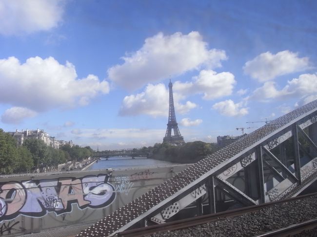 途中から地上に出て、セーヌ川の橋を渡ります。<br />車窓風景です。<br />エッフェル塔が見えて<br />橋に落書きなんかもあったりして。