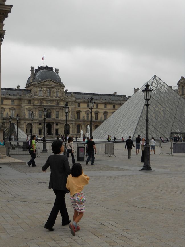 彷徨いながらもルーブルに着くところがオイラの実力です。<br />今日は9時でも大勢の人がいる。<br />ミュージアムパス持ってるから、どんどん進むとオイラを呼ぶ奴が、<br />何？パス持ってるよ？<br />いいから、コッチへ来なさい！<br />後を付いてくと、ガラスピラミッドの下に降りるエレベーターの前に、、