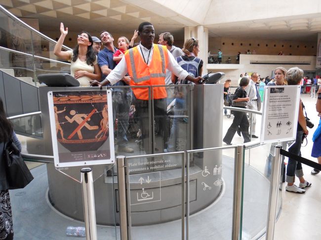 これは午後の画像ですが、この丸いステージが上下する。<br />オイラは一人これに乗せられて下に降りる。<br />なんか小林幸子が艶やかに登場する時みたい！<br />羨ましそうに見てる人もいます。<br />こんな事なら、かぶりものかぶるとか背中に羽根でも付けときゃよかった。