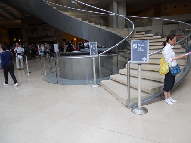 健康なかたはこのらせん階段で降りられます。<br /><br />オイラが降りると舞台？は地下に潜ってしまいます。<br />車いすはもちろん、ベビーカートも乗せてくれます。