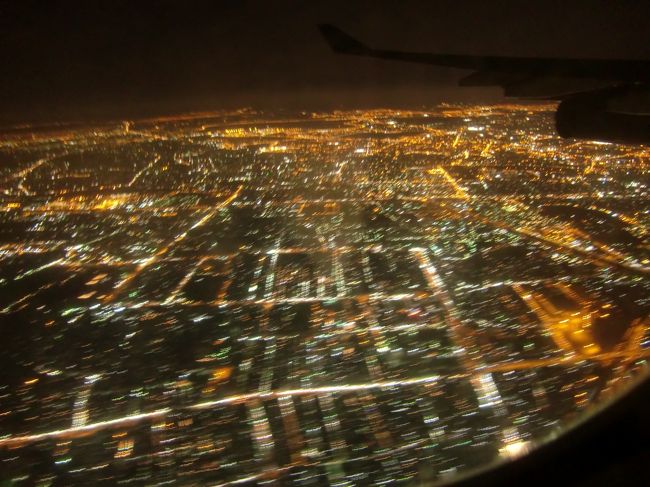 飛行機から見たカイロの街。光がオレンジ。<br /><br />成田からカイロまでエジプト航空直行便で１４時間。<br />機内サービスは期待できず、映画もあんまり。。<br />さすがに長い！！