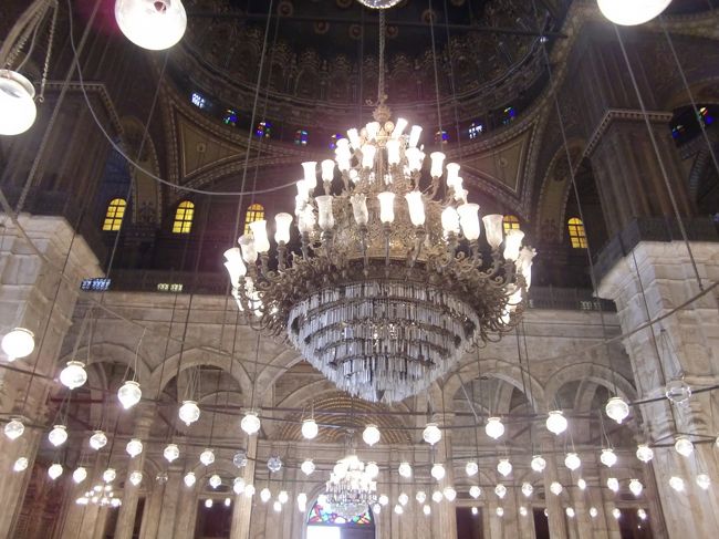 モスク内。<br />みんな熱心にお祈りしてました。