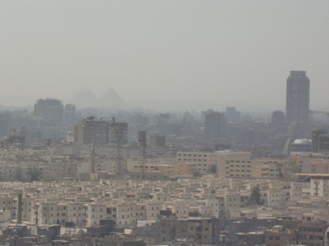 街の風景。先の方にピラミッドが。。。<br />ピラミッドって案外街にあります。