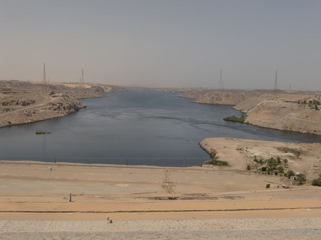 アスワンハイダム。<br />大きな湖みたい。