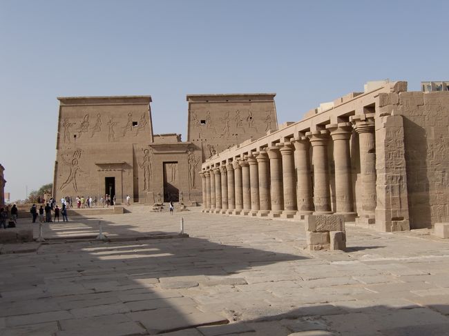 イシス宮殿。<br />湖の上にあるのでボートで行きます。