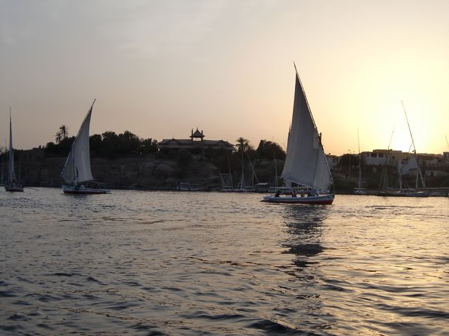 夕日をファルーカから眺めます。<br />朝からのハードスケジュールの中、やっとのんびり。<br /><br />船の上では民芸品など即売会が始まりました。<br />（良くあるパターン）<br /><br />ビーズのネックレスを２ドルで購入。<br />案外に丈夫です♪<br /><br />これからクルーズ船に乗り込みます。