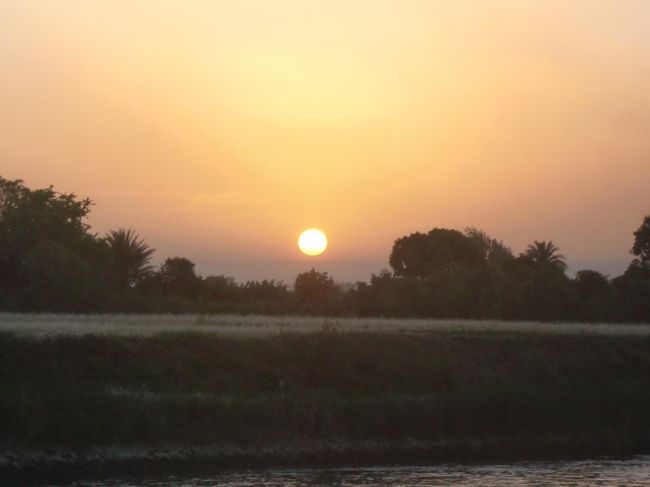 客室から夕日が眺められます。<br /><br />観光以外の時間はクルーズ船内で過ごします。<br />プールで泳いだり、お茶の時間があったり、またお部屋でゆっくり過ごしたり。<br /><br />バス移動が少なくて、本当に楽チン。