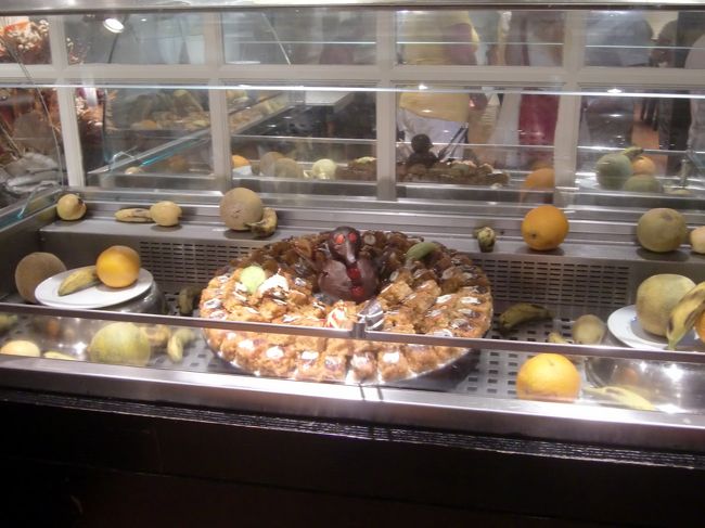 ブッフェ台のデザート。<br />鳥がカワイくない。<br />日本に比べて味は甘いですが、案外すぐに慣れます。<br /><br />明日は下船日なのでブッフェもちょっと豪華にしているつもりなのかな？