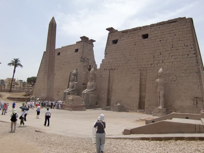 ５日目。<br /><br />クルーズ船を下船します。<br />ドイツ人が多かったかな？ほとんどヨーロッパの人たちでした。<br /><br />ルクソール宮殿。<br />オベリスクの片方はパリのコンコルド広場に立ってます。