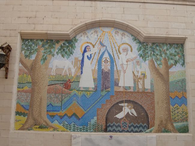 教会ではミサを行っていました。<br />ここでは金曜日がミサだそうです。<br /><br />道に迷って、いろいろ警察に聞きました。<br />観光地はあちこちに警察の人がいて、すごく安全な気がします。バクシーシ（チップ）をねだる警官もいますが、全然しつこくないです。<br /><br />その後はもう一度、考古学博物館へ。