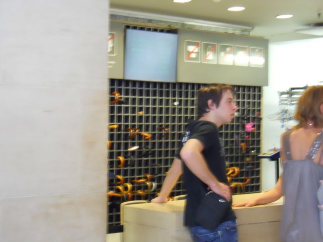 またリュック預けようと思ってクロークに行くと<br />ノープロブレム、もって歩け！って<br />オイラ　杖だからしょって歩きたくない！<br />なら、車椅子使え！　　　　　強情な奴です。<br />オイラ自分の足で歩いて観て廻りたい！<br />強情なら日本男児の名にかけてオイラも負けません。<br />渋々預かってくれました。<br />へへっ、オイラの勝ち！　ちっとも偉くありません。<br />クロークの写真撮ってたら、怒られた。なんでよー？