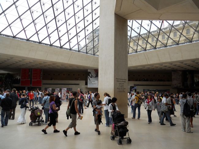 まだ、9時少し過ぎた頃ですが館内はかなり混んできます。<br />深く考えずにとりあえずリシュリュウ翼から攻略です、ウダウダ考えてると時間が惜しい。<br />国内でも一日に2〜3カ所美術館廻りする事あるんですが交通の便を第一に考えて年代順などあまり気にしません。どうせ頭の中で混じってしまうけど、ゾクゾクした作品はしっかり焼き付きますから、、