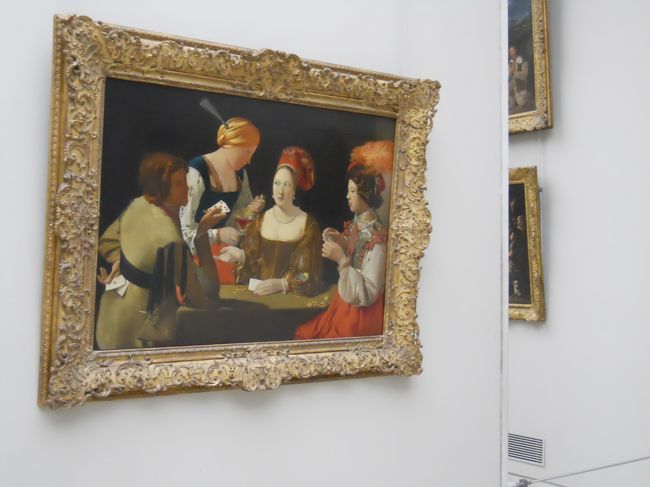 たまには作品の感想も、、、<br />ラ・トゥールの　いかさま師　と言う絵なんですが、かなり評判になる作品みたいです。でも彼の作風から少し外れてて、私はここで見つけられなかったんですが　大工の聖ヨゼフ　とか　灯火の前のマグダラのマリア　など蝋燭の明かりと闇をテーマにした作品が彼の真骨頂だと思います。闇が闇であるが為に一本の蝋燭の照らし出す、なんと明るいことか！後年のレンブラントにも共通するものがあります。<br />光が明るいのは対比する闇が暗いからです。