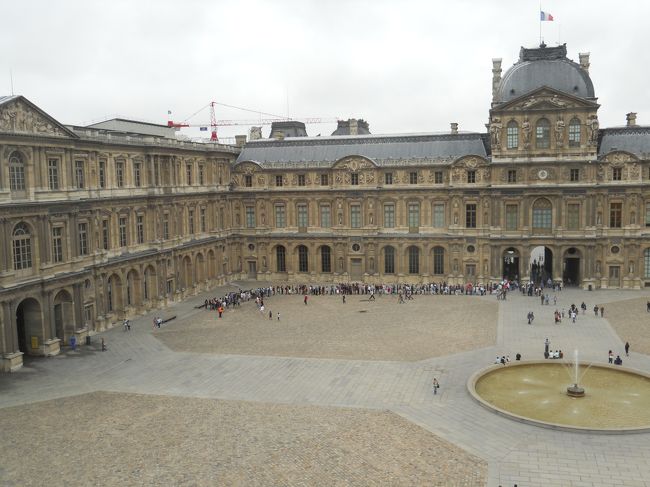 息が止まりそうになるんで、時々外を眺めるとあちこちで行列が長くなってくる。<br />あちこちに入り口があるらしいけど、入ってしまえばこっちのもの。<br />寝袋持ち込んで泊まり込みもできるかも？<br />見つかってしまったらイエスのようにはりつけになるんでしょうか。